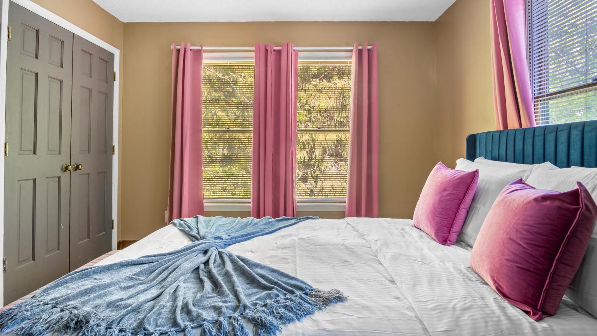 4bd Contemporary With Bbq, Game