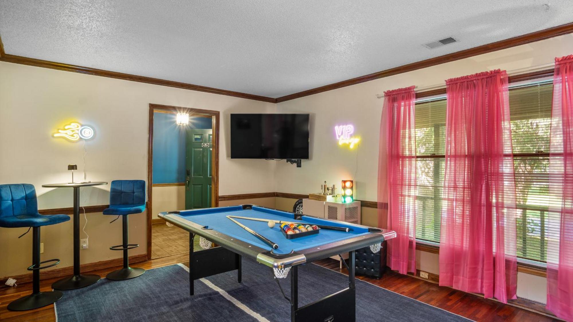 4bd Contemporary With Bbq, Game * Charlotte