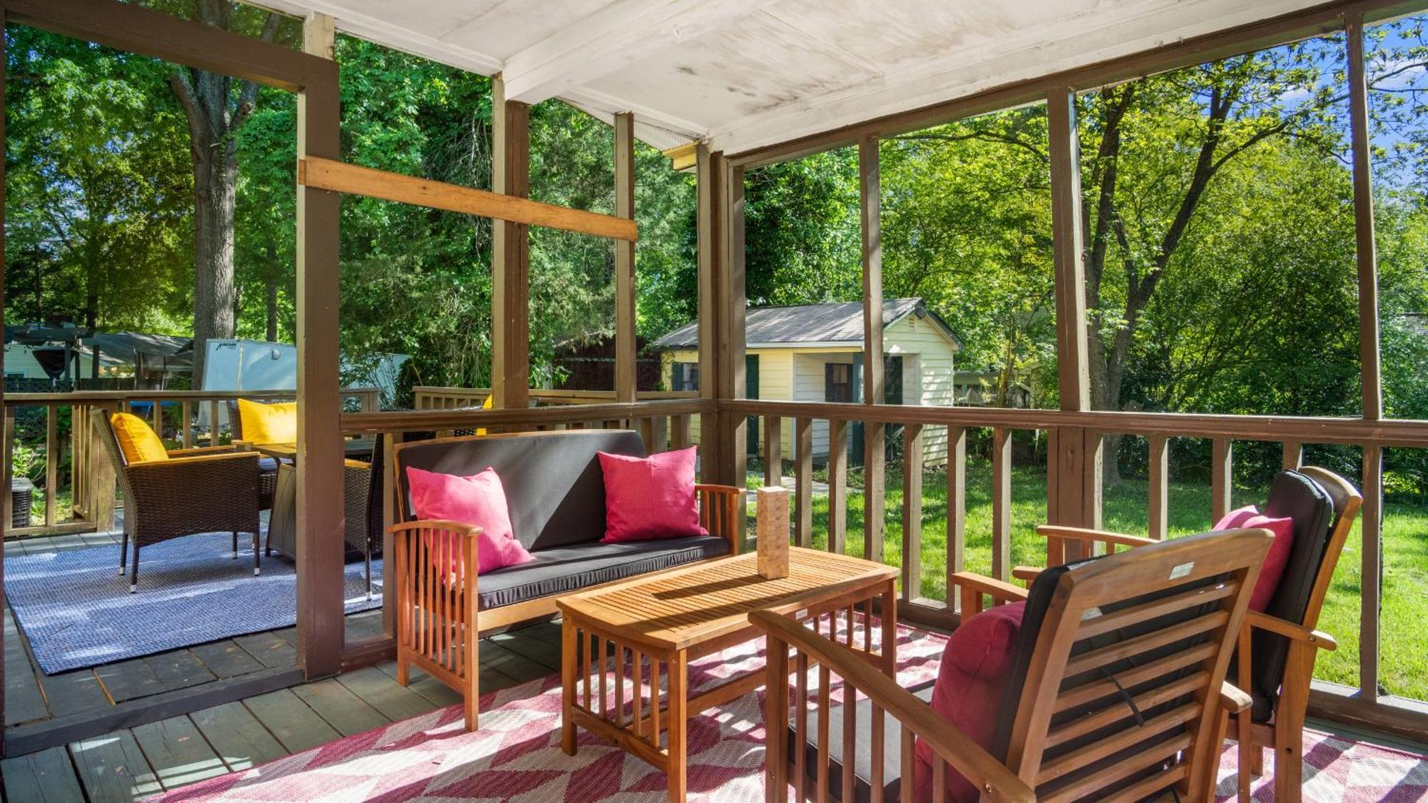 4bd Contemporary With Bbq, Game Holiday home Charlotte